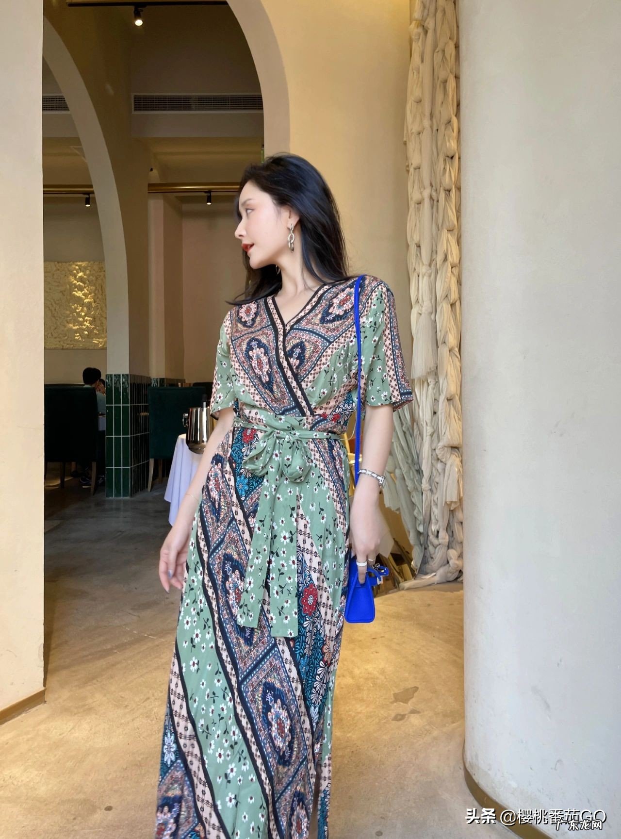 哪些款式的波西米亚风格的吊带连衣裙比较时尚?