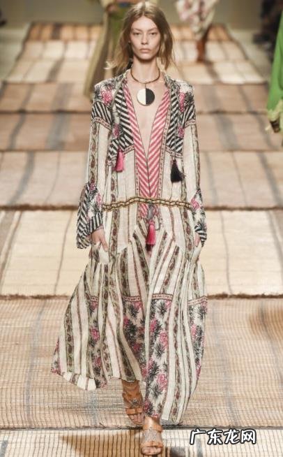 哪些款式的波西米亚风格的吊带连衣裙比较时尚？