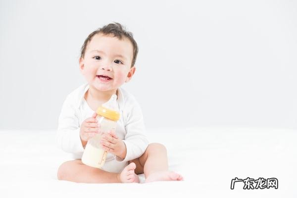 孩子吃奶粉就哭闹怎么办呢 宝宝每次吃奶粉都哭闹怎么回事