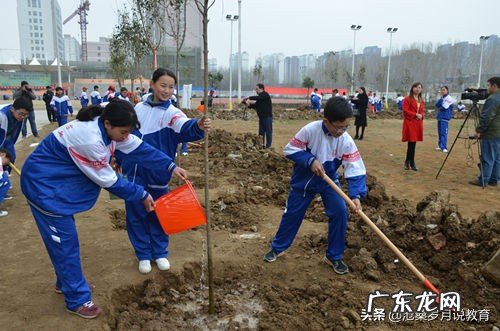 学校经常组织各种活动，占用了大量的学习时间，对此你怎么看？