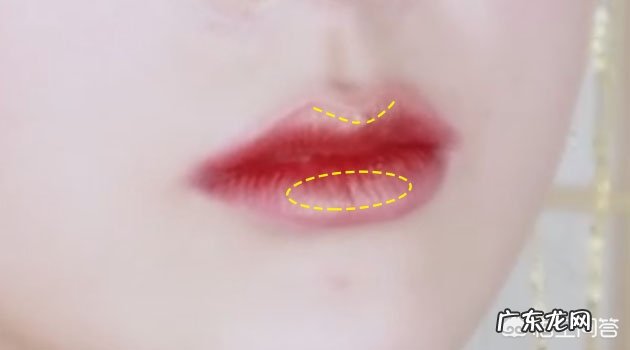 复古风红唇黑眼线妆容如何画?