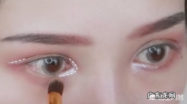 复古风红唇黑眼线妆容如何画?