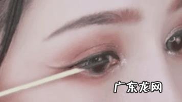 复古风红唇黑眼线妆容如何画?