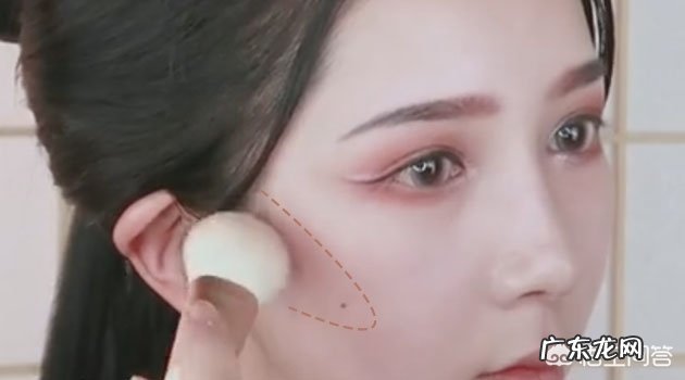 复古风红唇黑眼线妆容如何画?