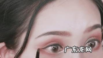 复古风红唇黑眼线妆容如何画?