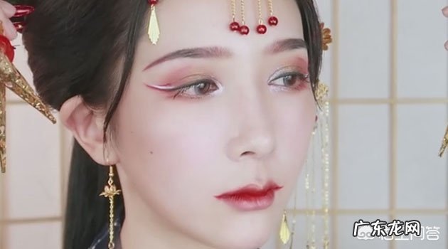 复古风红唇黑眼线妆容如何画?