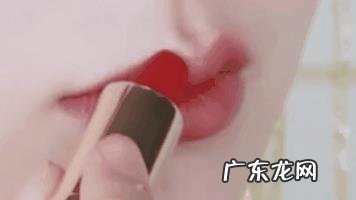 复古风红唇黑眼线妆容如何画?