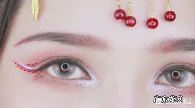 复古风红唇黑眼线妆容如何画?