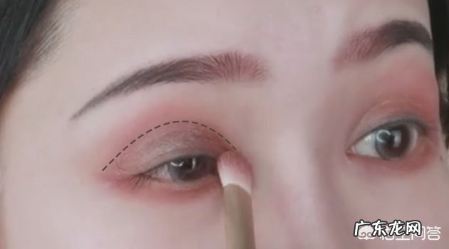 复古风红唇黑眼线妆容如何画?