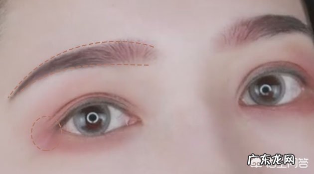 复古风红唇黑眼线妆容如何画?