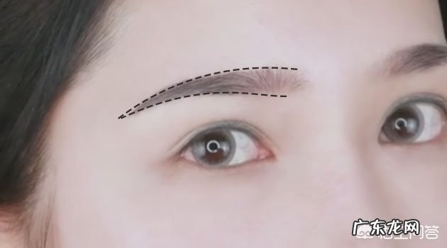 复古风红唇黑眼线妆容如何画?