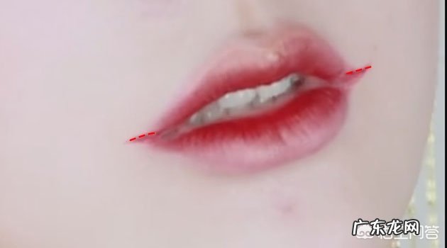 复古风红唇黑眼线妆容如何画?