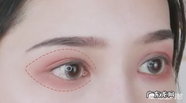 复古风红唇黑眼线妆容如何画?