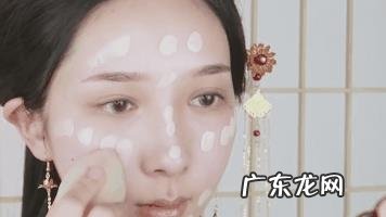 复古风红唇黑眼线妆容如何画?