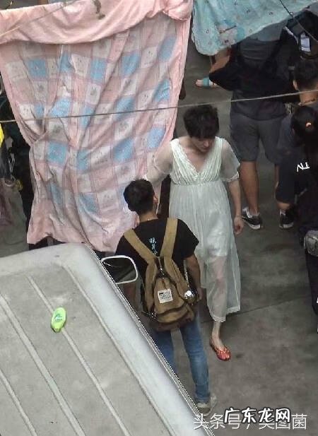 美女穿黑蕾丝吊带裙 冯绍峰穿蕾丝睡裙图片