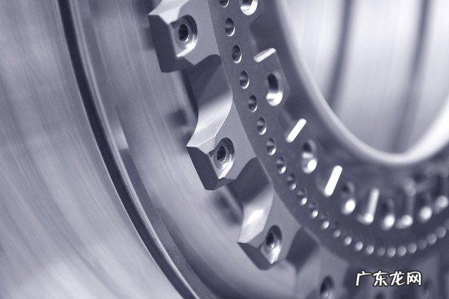 你觉得鸿星尔克爆红的原因是什么?