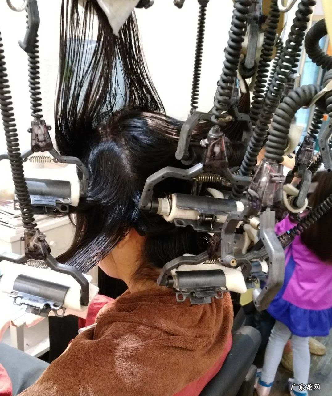 一年烫两次头发对头发有伤害吗?