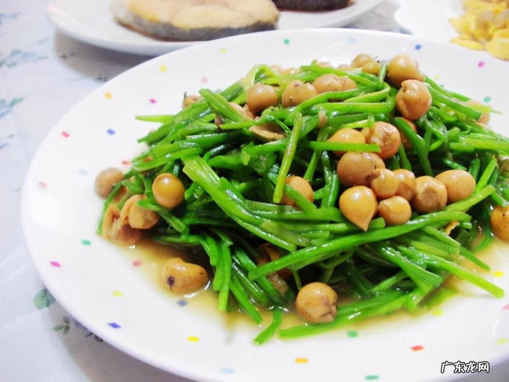 黄颜色的花朵 由于荇菜的花朵是黄色的吗