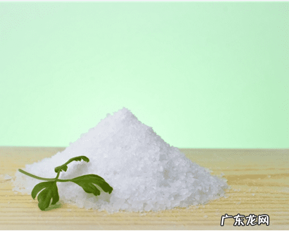 用盐水洗头发有什么效果 用盐洗头发有什么作用