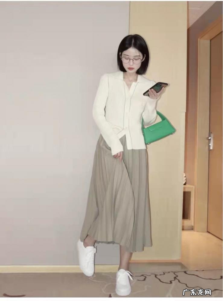 白色针织小开衫搭配图片女 白色针织开衫内搭什么比较好看