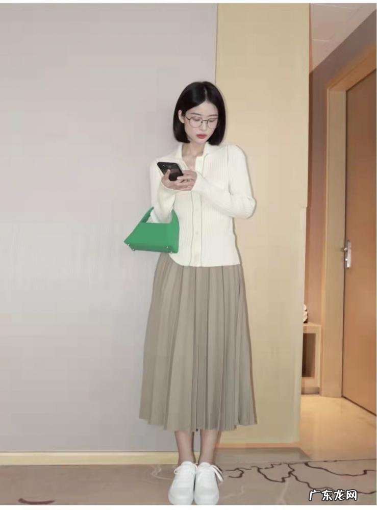 白色针织小开衫搭配图片女 白色针织开衫内搭什么比较好看