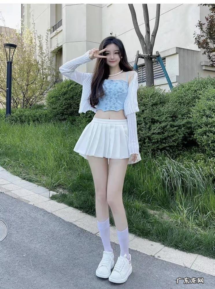 白色针织小开衫搭配图片女 白色针织开衫内搭什么比较好看