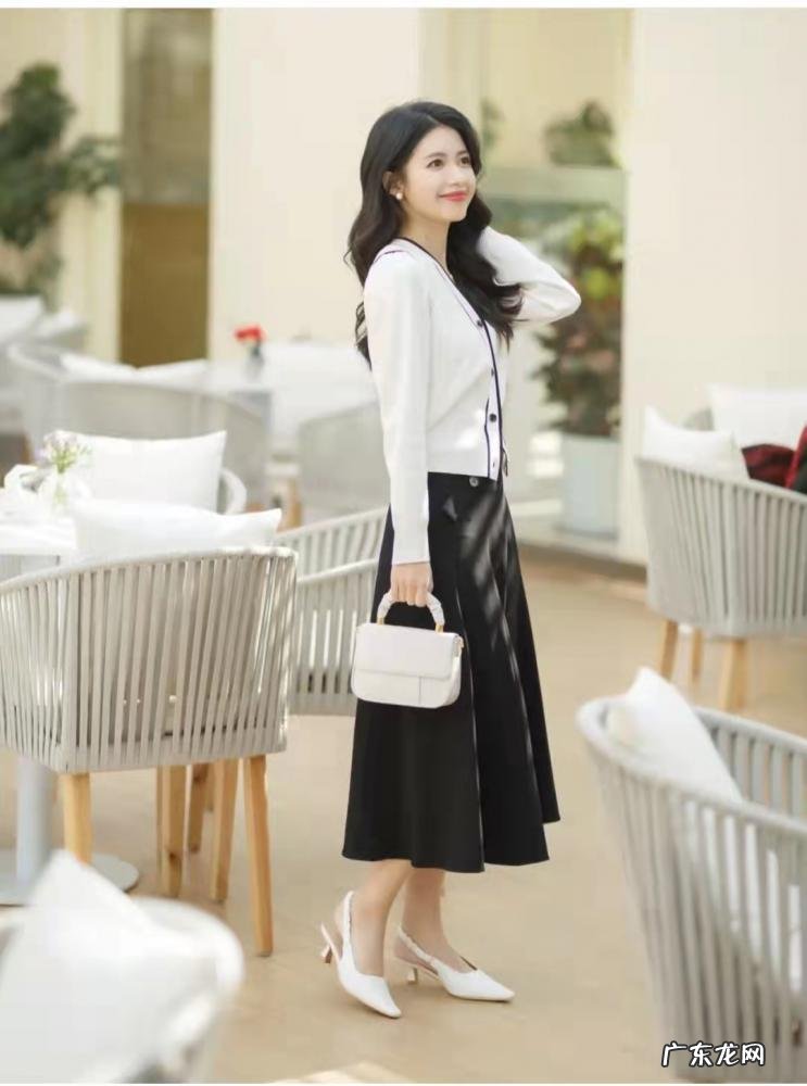 白色针织小开衫搭配图片女 白色针织开衫内搭什么比较好看