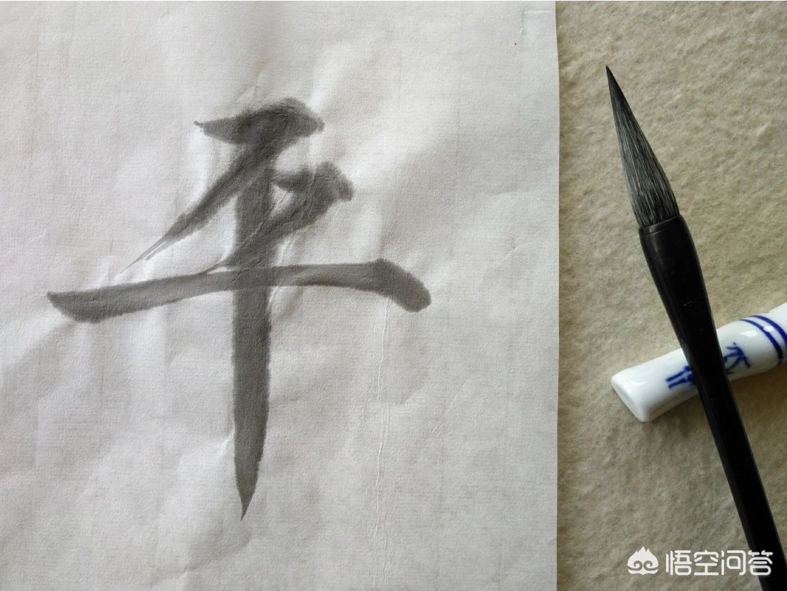 启功写字也枕腕,卢中南写字也枕腕,为什么没有二田非议那么多?