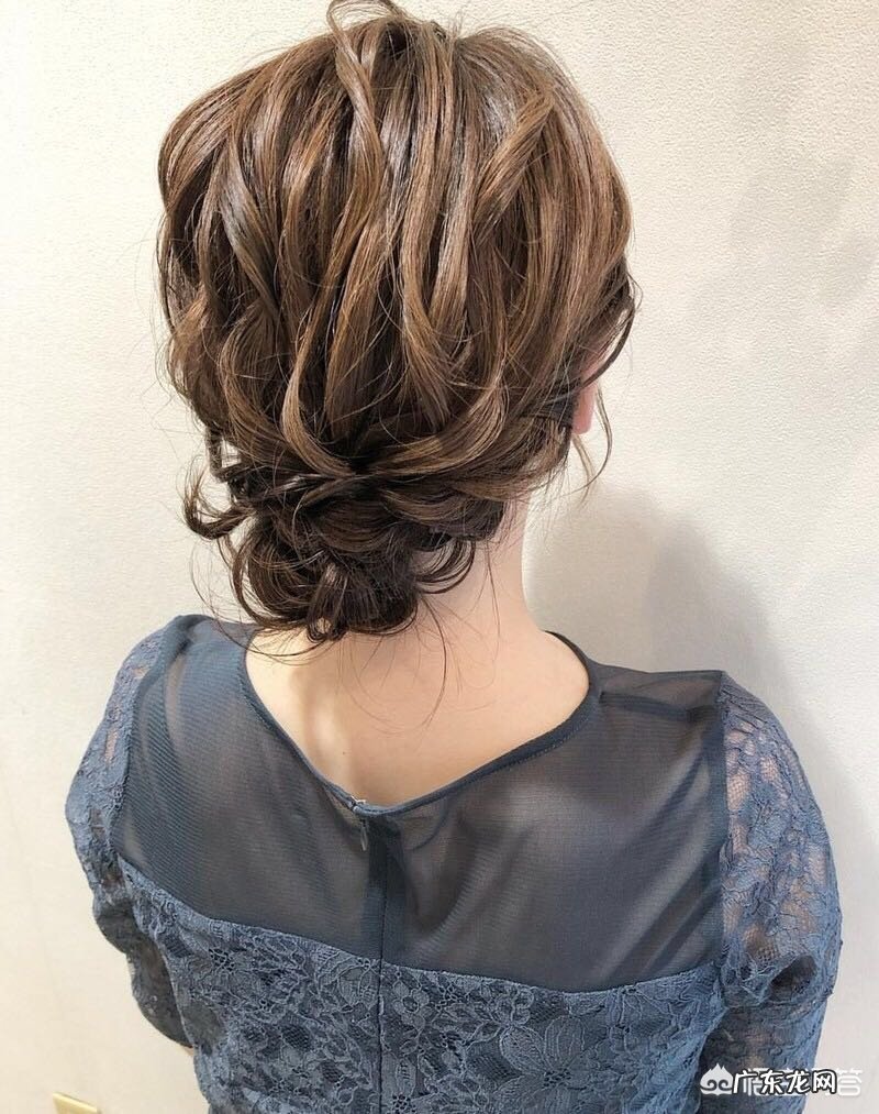 对于发量少的人来说,如何扎头发能显得头发多?