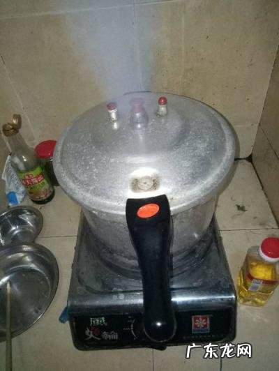 高压锅气一直从手柄上的孔出来 压力锅手柄孔一直出气会爆炸吗怎么办