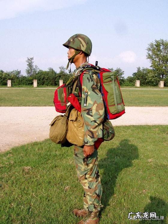 客机上为什么没有逃生用的跳伞装置?