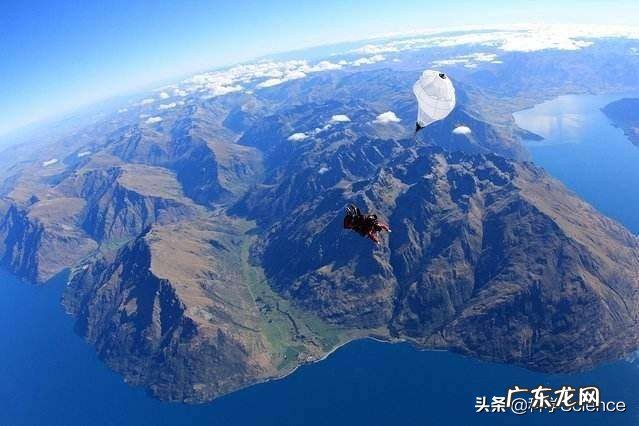 客机上为什么没有逃生用的跳伞装置?