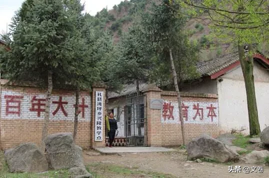 你印象中的山村教师是怎样的?