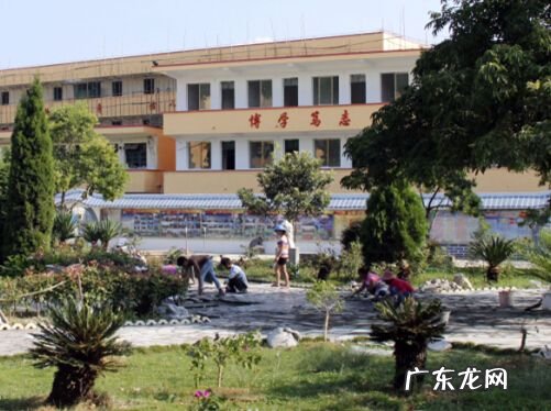 你印象中的山村教师是怎样的？