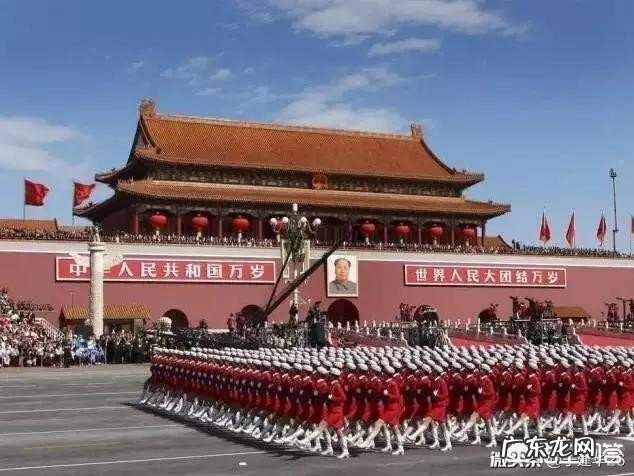 如何用"山地玩都,百花兴义,喜迎国庆"作一首藏头诗?