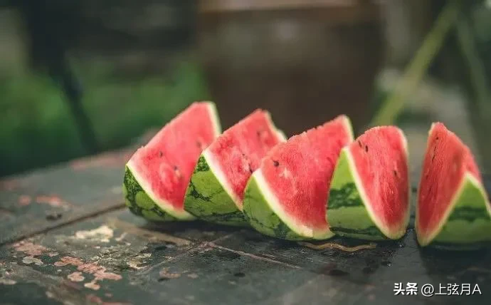 今年天气热,8月7日将立秋,以前说立秋后就不要吃西瓜,真的吗?