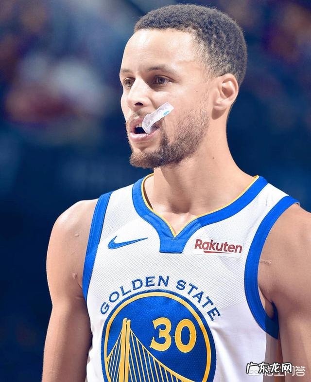 库里三分14中9狂砍42+9+7，怎么评价库里本场的表现？