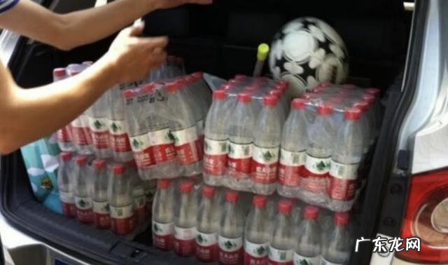 车后备箱能放矿泉水吗 后备箱为什么要放一箱水