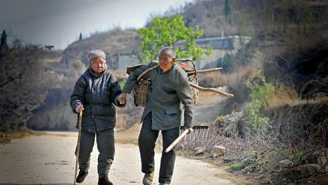 为什么农村孤寡老人都悠闲自在的养老,有儿女的老人还种地打工?