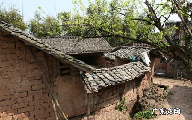 房顶中间凹的风水 房子坐落在凹地的风水