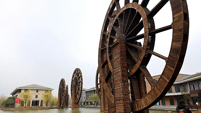 风水左边有水代表什么 风水湖水从左往右流说法是