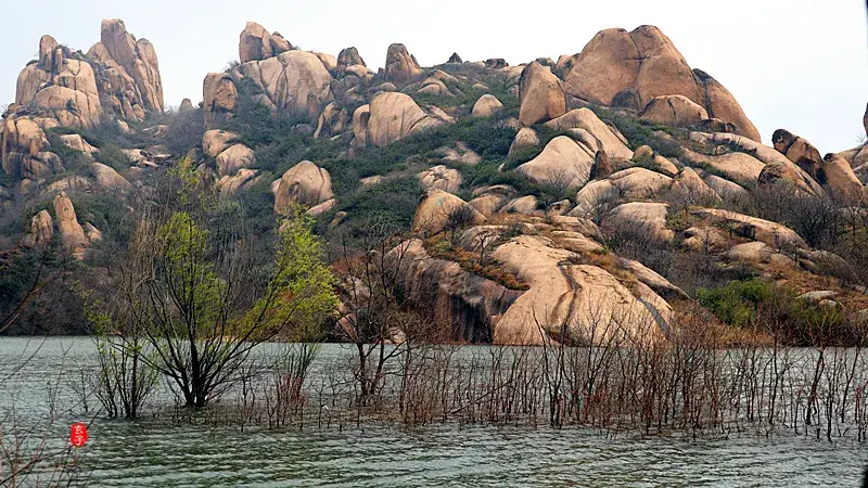 风水左边有水代表什么 风水湖水从左往右流说法是