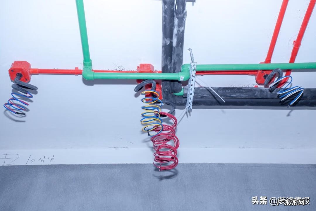 院墙用铁丝网围起来风水 铁丝网门头装修效果图