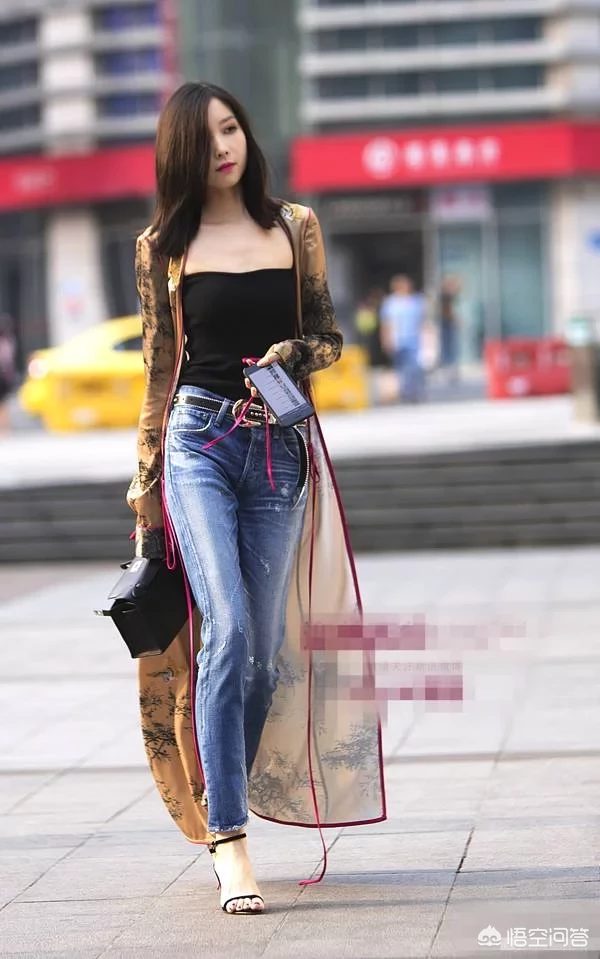 很喜欢牛仔裤,开春有哪些舒适又时尚的牛仔裤穿搭?日常百搭一些的?