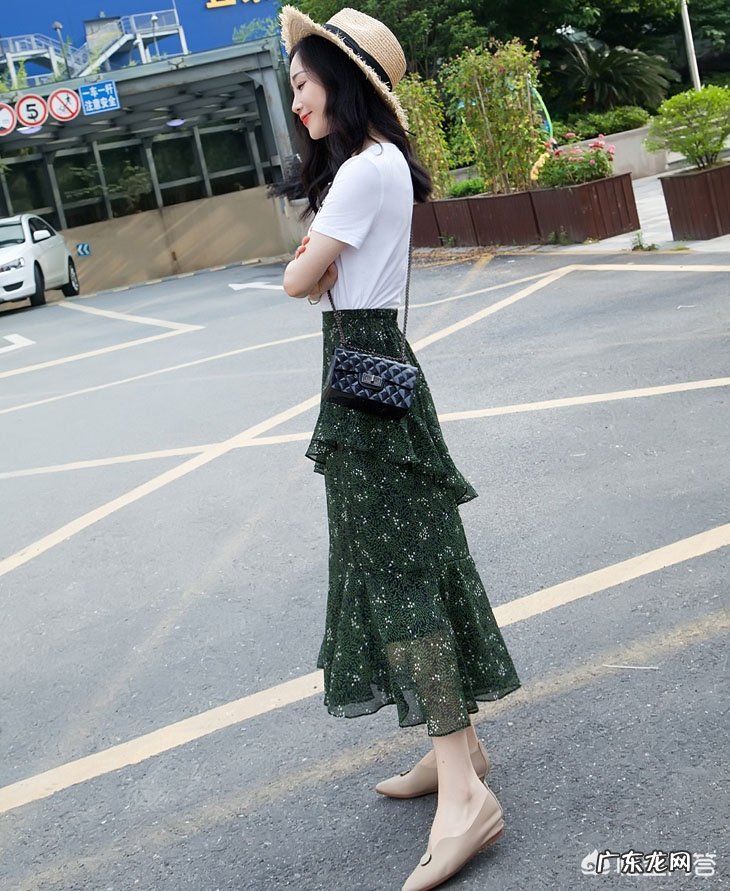 夏天绿色小碎花半身裙该搭什么上衣?