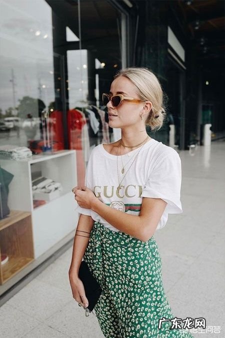 夏天绿色小碎花半身裙该搭什么上衣?