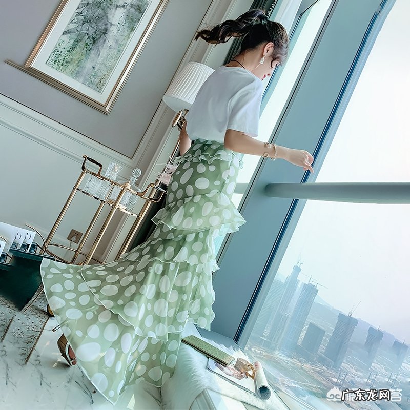 夏天绿色小碎花半身裙该搭什么上衣?