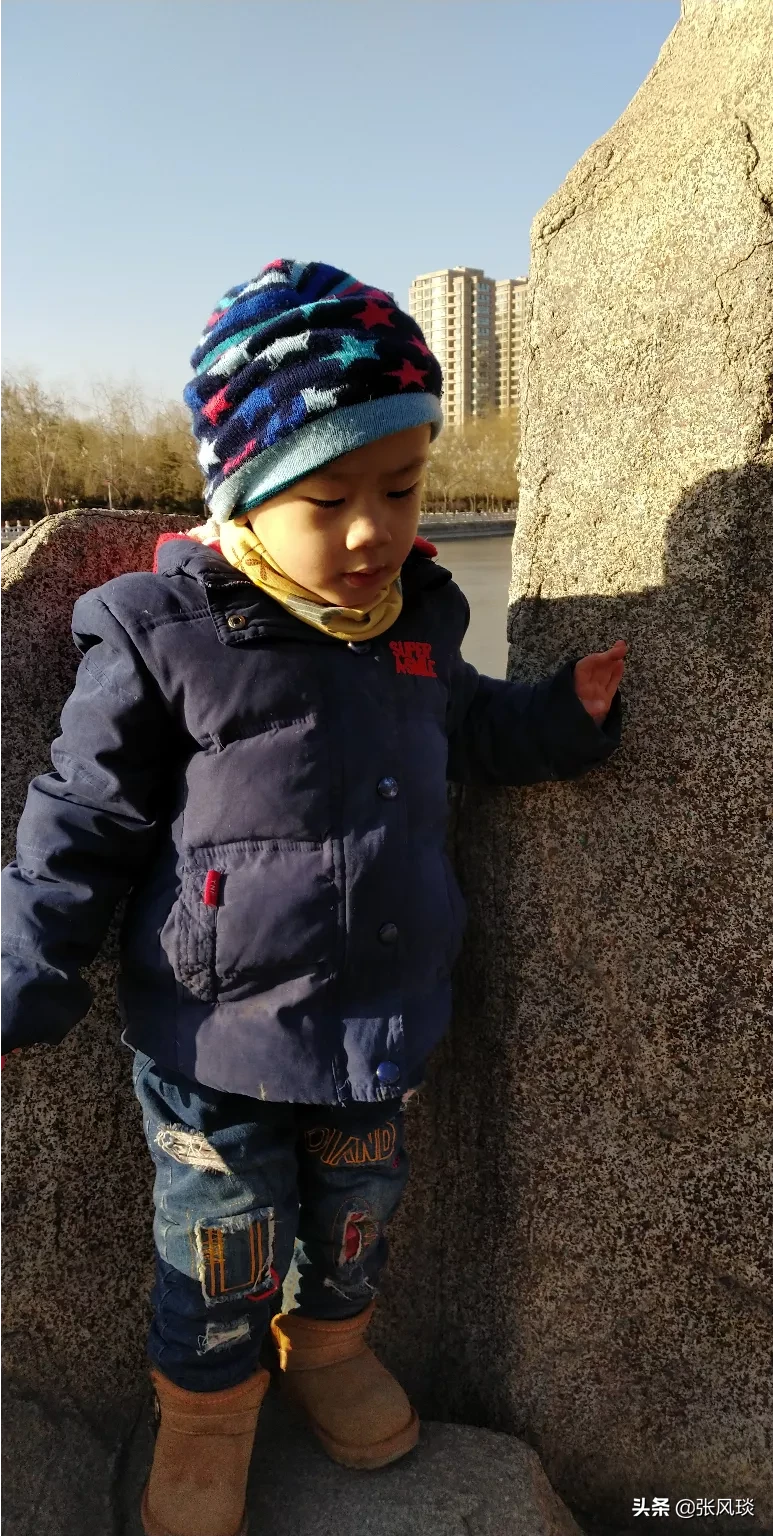 3岁小孩哭的时候，怎样哄他也不停，且总是说同一句话该怎么办？