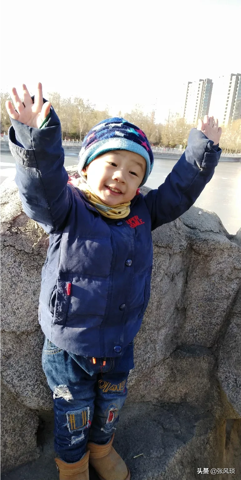 3岁小孩哭的时候，怎样哄他也不停，且总是说同一句话该怎么办？