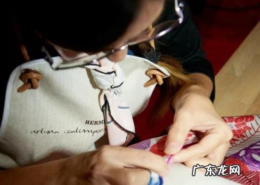 爱马仕丝巾图片及logo标志 爱马仕丝巾为啥这么贵7万多种颜色 耗时两年 看完就觉得值了